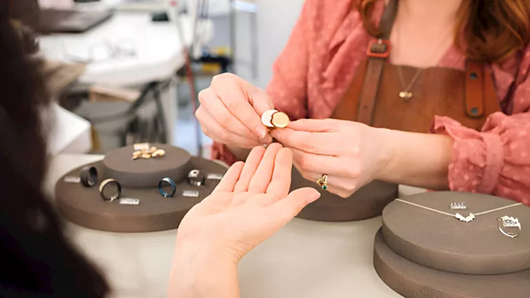 تفاصيل : توقعات أسعار الذهب والفضة خلال الفترة المقبلة وسط أزمة فنزويلا 1 2025 11 18 18 28 35 9.webp