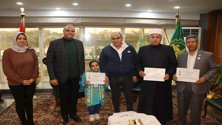 محافظ القليوبية يكرم الطفلة مريم لتصدرها مسابقات القراءة على مستوى المحافظة 1 2025 12 10 17 36 13 567.webp