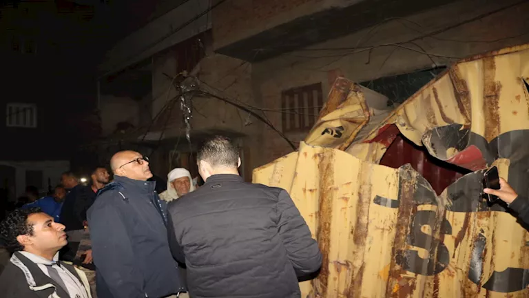 محافظ القليوبية ومدير الأمن يتابعان حادث تساقط حاويات من قطار بضائع في 1 2025 12 16 1 11 7 18.webp