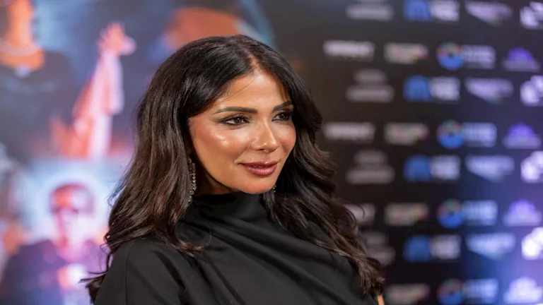 منى زكي تشاهد عرض نافورة دبي على أنغام أغنيات أم كلثوم احتفالًا بـ فيل 1 2025 12 8 21 12 28 530.webp