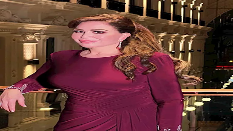 إلهام شاهين تتألق بفستان أحمر داكن والجمهور يعلق: "راقي ومحتشم" 1 2025 12 9 18 35 18 878.webp