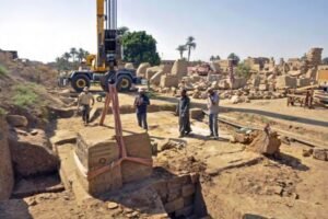 كشف أثري جديد بالكرنك.. العثور على لوحة نادرة من العصر اليوناني الروماني بحالة حفظ مميزة