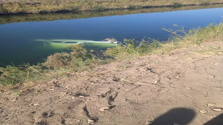 تفاصيل : استمرار جهود انتشال سيارة مدير مكتب محافظ أسوان بعد انقلابها فى ترعة 1 2026 1 11 16 58 55 231.webp