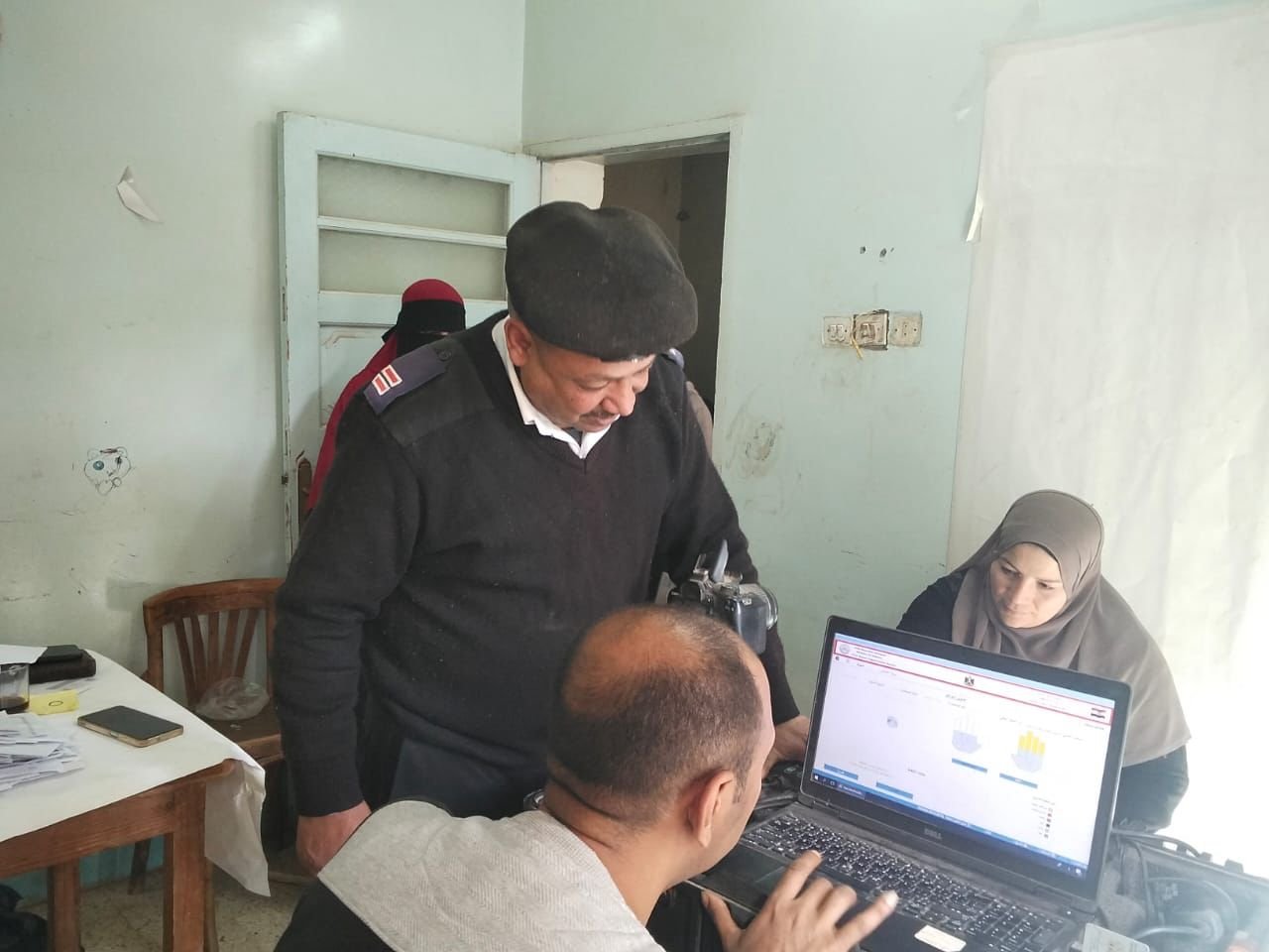 القومي للمرأة بأسيوط يستخرج 151 بطاقة رقم قومي لسيدات قرية ديروط الشريف ضمن مبادرة حياة كريمة 4 القومي للمارة