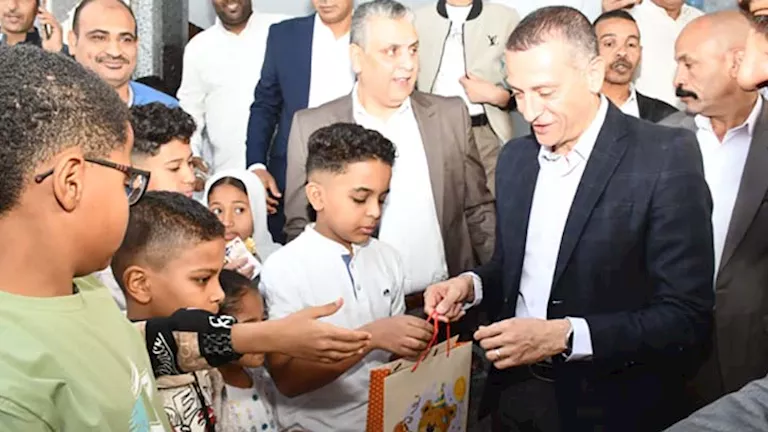 محافظ أسوان يؤدي صلاة عيد الفطر ويوزع العيدية على الأطفال 5 2026 3 20 13 28 19 338.webp