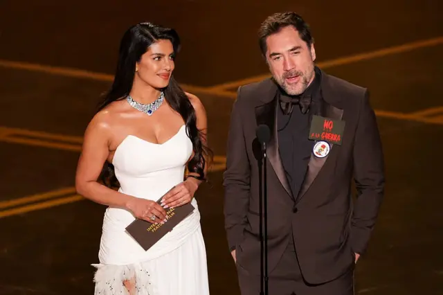 بريانكا تشوبرا جوناس وخافيير بارديم خلال حفل توزيع جوائز الأوسكار 2026.