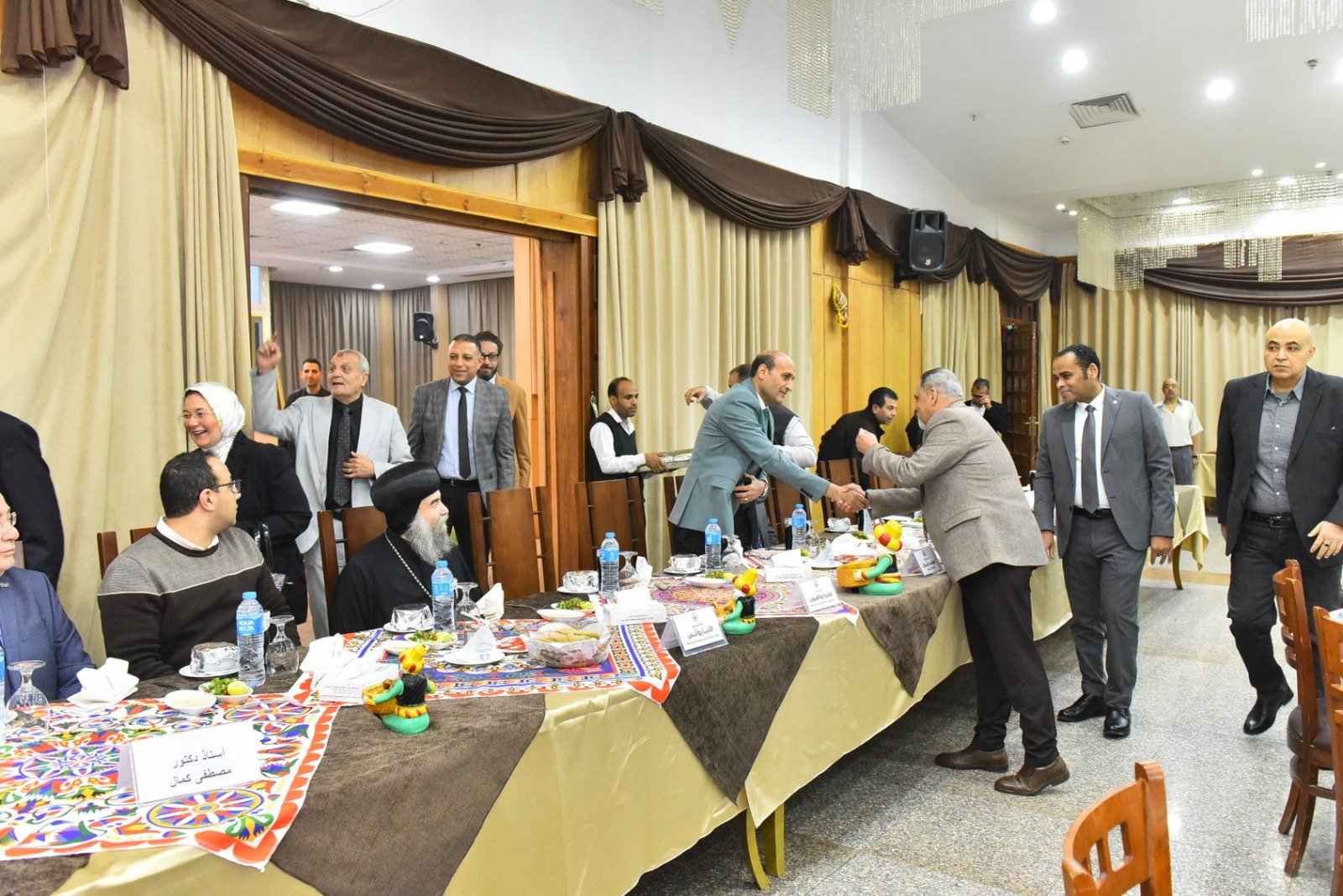 محافظ أسيوط يشارك في إفطار الغرفة التجارية ويؤكد دعم الاستثمار وتعزيز الشراكة لدفع عجلة التنمية 7 WhatsApp Image 2026 03 10 at 10.44.14 PM