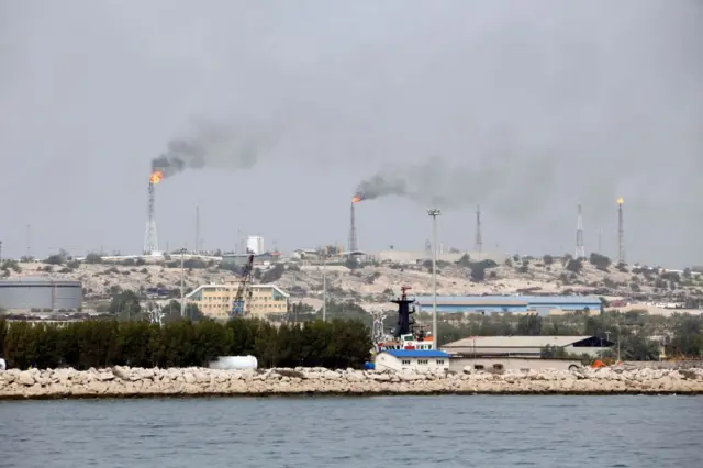 صورة تُظهر جانباً من منشأة نفطية في جزيرة خرج على ساحل الخليج.