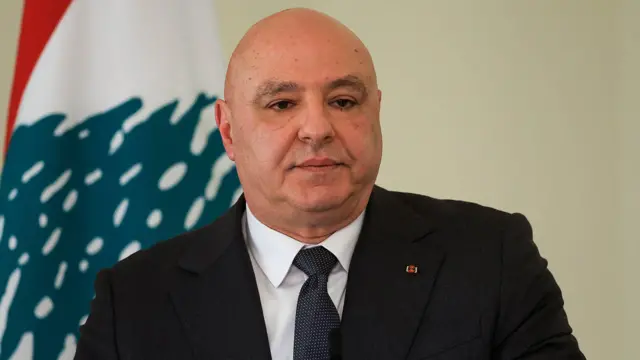 الرئيس اللبناني جوزاف عون خلال مؤتمر صحافي وخلفه علم لبنان 