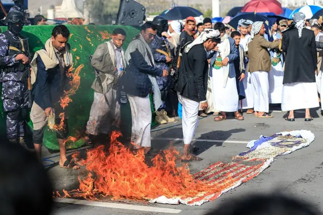 صورة تظهر مجموعة من أنصار جماعة الحوثي المدعومة من إيران يحرقون الأعلام الأمريكية والإسرائيلية خلال تجمع تضامني مع إيران ولبنان وسط الحرب الأمريكية الإسرائيلية ضد إيران، في العاصمة صنعاء، 3 أبريل/ نيسان 2026. 