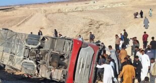 إصابة 42 شخصًا في انقلاب أتوبيس بطريق قنا – سوهاج. ونقل المصابين للمستشفيات