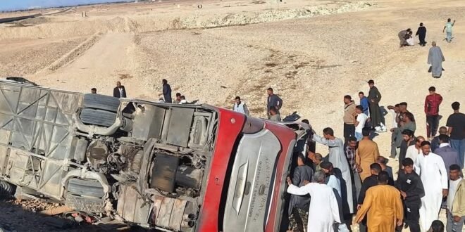إصابة 42 شخصًا في انقلاب أتوبيس بطريق قنا – سوهاج. ونقل المصابين للمستشفيات