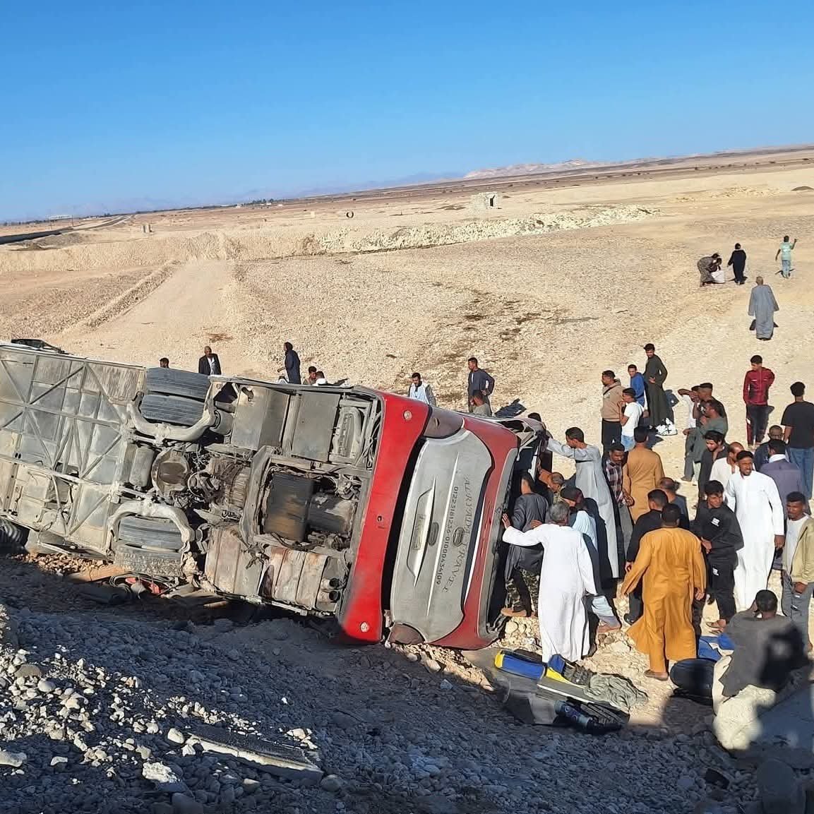 إصابة 42 شخصًا في انقلاب أتوبيس بطريق قنا – سوهاج. ونقل المصابين للمستشفيات