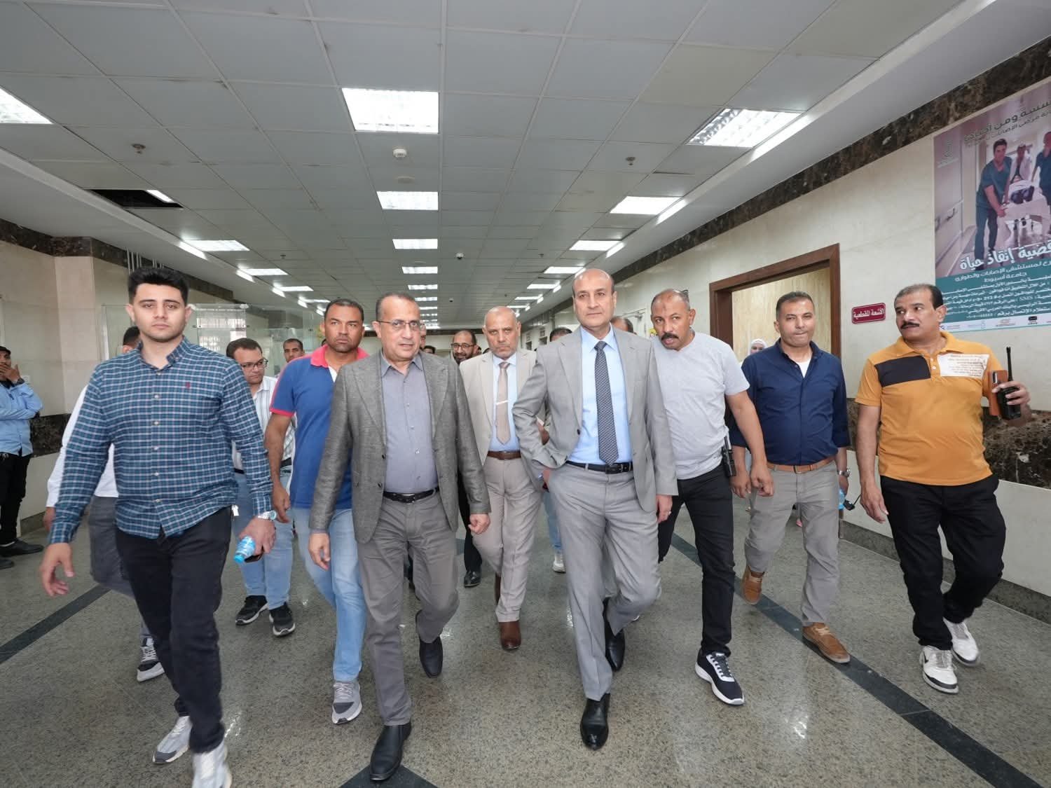 محافظ أسيوط يزور المرضى بمستشفى الإصابات الجامعي ويشاركهم فرحة عيد الأضحى بتوزيع الهدايا والعيديات