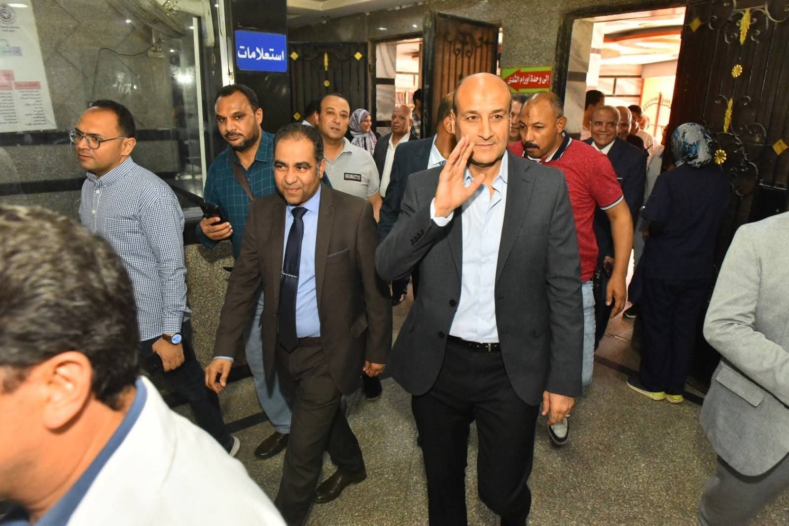محافظ أسيوط يشارك المرضى فرحة العيد داخل المستشفيات ويؤكد: رفع درجة الاستعداد وتوفير الرعاية على مدار الساعة