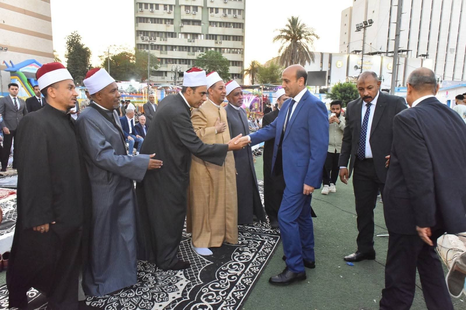 محافظ أسيوط يؤدي صلاة عيد الأضحى بساحة أرض الملاعب ويعلن رفع درجة الاستعداد القصوى بكافة القطاعات