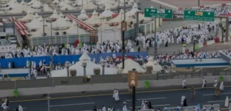 بدأت جموع ضيوف الرحمن، منذ فجر اليوم الأربعاء، أول أيام عيد الأضحى، أداء نسك رمي الجمرات في مشعر منى برمي الجمرة الكبرى “جمرة العقبة” بسبع حصيات، وسط انسيابية في التنقل وفق خطة التفويج المعدّة لذلك.