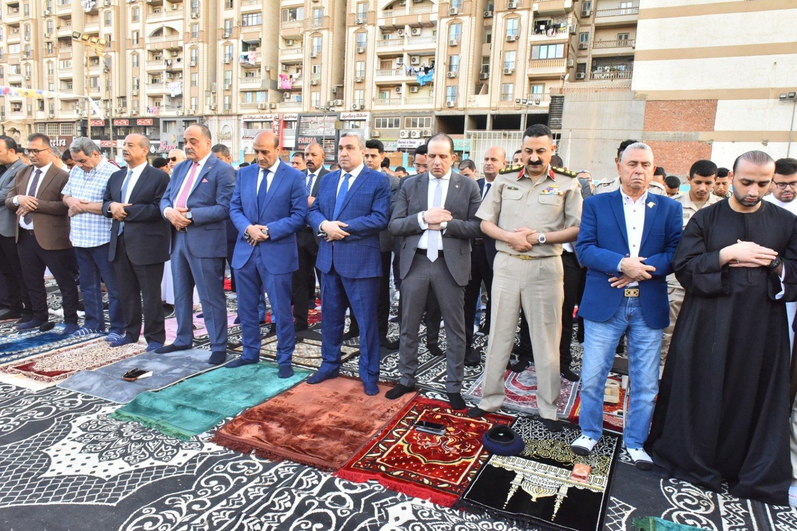بالصور والفيديو … محافظ أسيوط يؤدي صلاة العيد وسط الأهالي.. واستعدادات مكثفة بالمحافظة لتأمين الاحتفالات