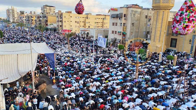 آلاف المصلين يؤدون صلاة عيد الأضحى بساحة مسجد الحسين في بورسعيد