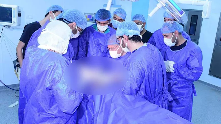 إنجاز طبي جديد بسوهاج.. جراحة معقدة تنقذ ذراع شاب من الشلل