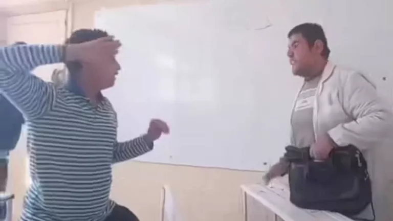 التعليم تكشف مفاجأة في فيديو اعتداء طالب على معلم داخل مدرسة