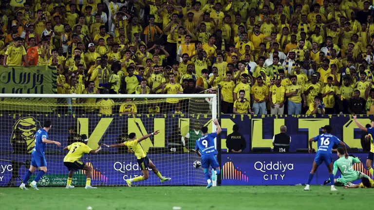 بالفيديو.. لقطة كارثية من حارس النصر تشعل الدوري السعودي