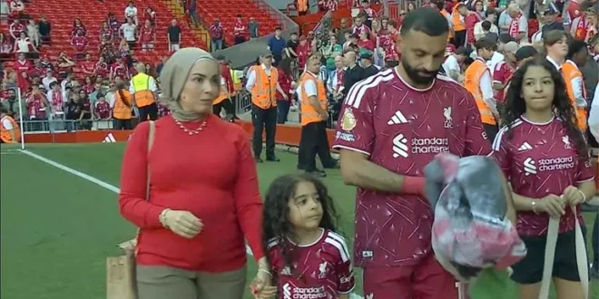 بالفيديو.. موقف مؤثر لـ زوجة صلاح أثناء توديع ليفربول