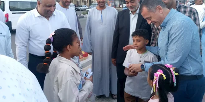 بمناسبة عيد الأضحى محافظ أسوان يوزع هدايا وعيديات على الأطفال- صور