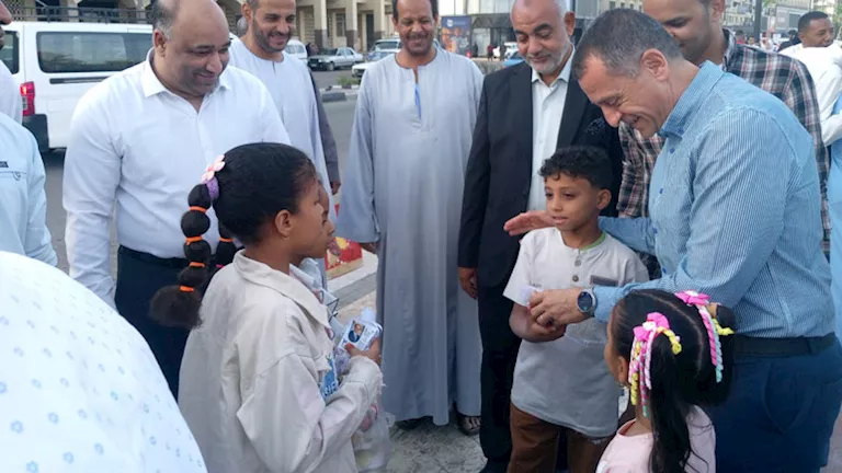 بمناسبة عيد الأضحى محافظ أسوان يوزع هدايا وعيديات على الأطفال- صور