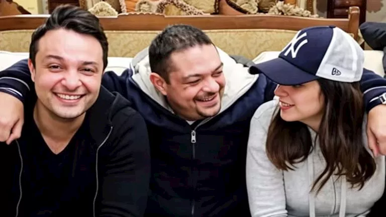 صور نادرة لـ ياسمين عبدالعزيز مع شقيقيها.. والجمهور:"علمتوها الشقاوة"