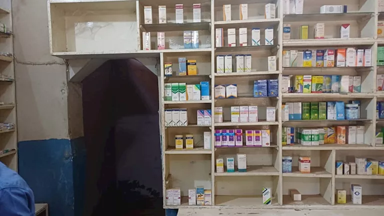 ضبط صيدلية غير مرخصة لبيعها أدوية تأمين صحي وأخرى منتهية الصلاحية