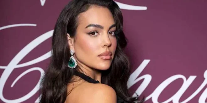 فستان جريء ومكياج ناعم.. جورجينا تخطف الأنظار بإطلالتها