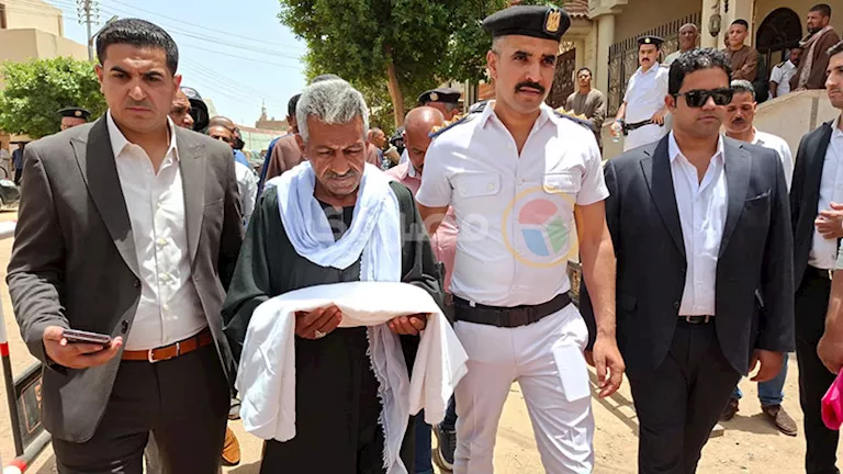 في ساحة الصلح.. الكفن أنهى حكاية الدم في عرابة أبو عزيز بسوهاج | ضي النهار في ساحة الصلح.. الكفن أنهى حكاية الدم في عرابة أبو عزيز بسوهاج