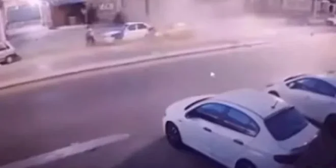 فيديو صادم.. لحظة نجاة شخصين من حادث سير مروع ببورسعيد - فيديو