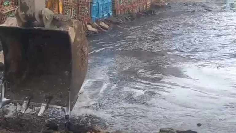 كسر بخط صرف صحي رئيسي في الأقصر