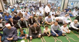 محافظ أسوان يؤدى صلاة العيد ويهنىء المواطنين- صور