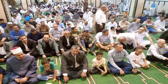 محافظ أسوان يؤدى صلاة العيد ويهنىء المواطنين- صور