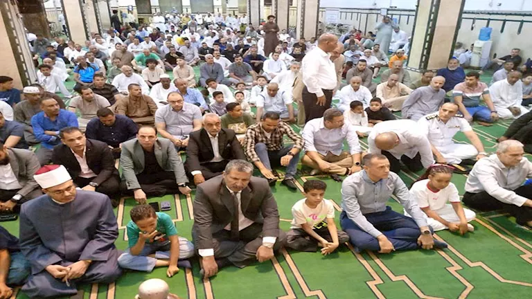 محافظ أسوان يؤدى صلاة العيد ويهنىء المواطنين- صور
