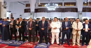 محافظ الإسماعيلية يؤدي صلاة عيد الأضحى بمجمع الشهداء الإسلامي