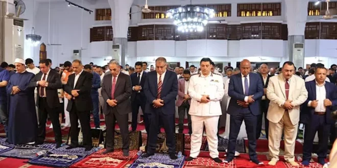 محافظ الإسماعيلية يؤدي صلاة عيد الأضحى بمجمع الشهداء الإسلامي