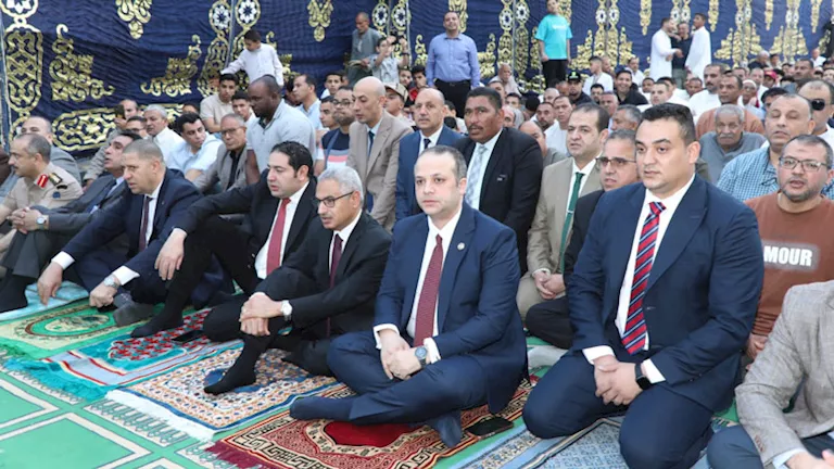 محافظ بني سويف يؤدي صلاة عيد الأضحى بساحة عمر بن عبد العزيز ويهنئ الأه