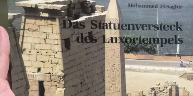 من قلب متحف الأقصر.. إهداء كتاب لوزير السياحة يوثق خبيئة المعبد
