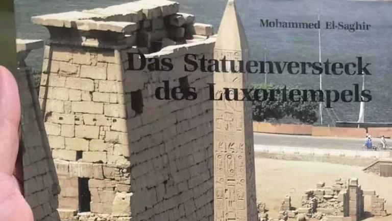 من قلب متحف الأقصر.. إهداء كتاب لوزير السياحة يوثق خبيئة المعبد