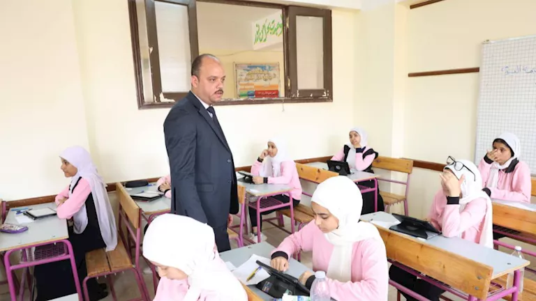نائب محافظ الوادي الجديد يتابع امتحانات صفوف النقل بالخارجة