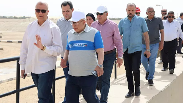 نائب وزير الإسكان يتفقد مشروعات الصرف الصحي بالمنيا (صور)
