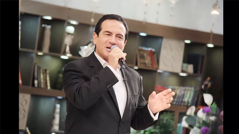 نجل الفنان محمد ثروت يكشف عن خروج والده من غرفة العمليات