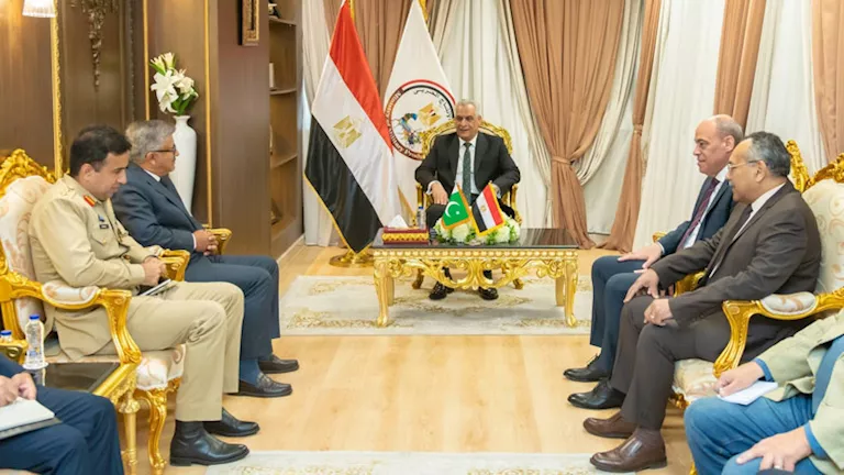 وزير الإنتاج الحربي يناقش مع سفير باكستان التعاون العسكري والتكنولوجي