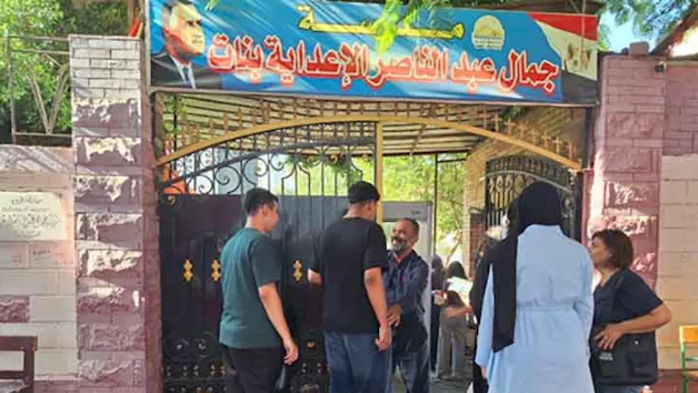 17 صورة ترصد إجراءات تفتيش طلاب الثانوية العامة قبل بدء امتحان العربي