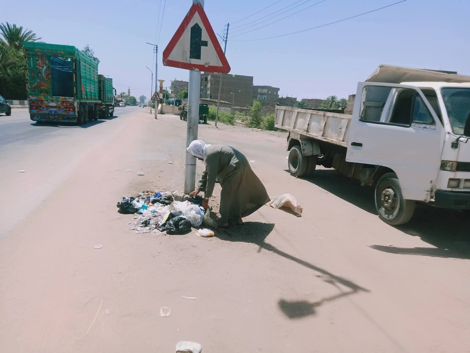 استمرار حملات النظافة المكثفة بمركز أسيوط لرفع المخلفات وتحسين مستوى الخدمات | ضي النهار FB IMG 1781565786717