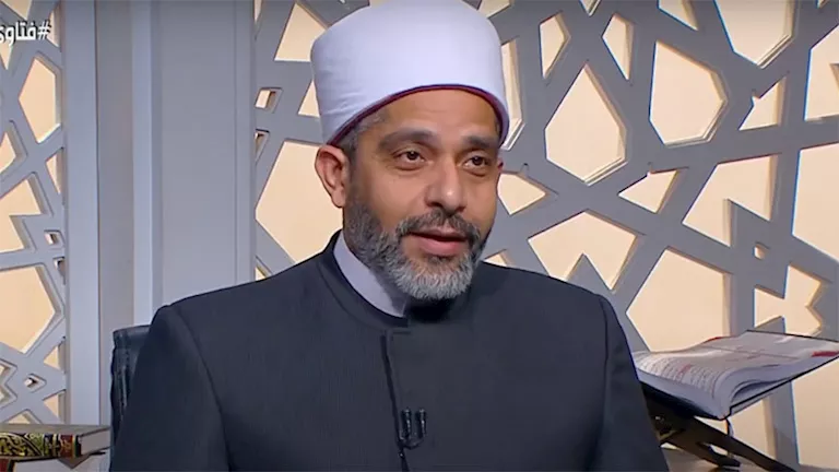 أمين الفتوى يوضح حكم ختم القرآن أثناء أداء الصلوات الخمس من المصحف